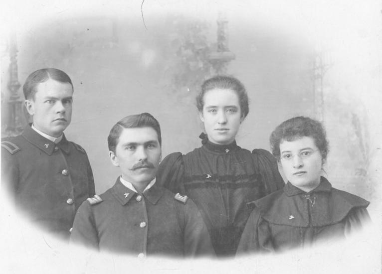 The four graduating students in the class of 1896, 从左至右Stella Maud (Allen), 佛罗伦斯·梅(Corbett), 查尔斯·路德·科特利, 阿瑟·普伦蒂斯·阿代尔.